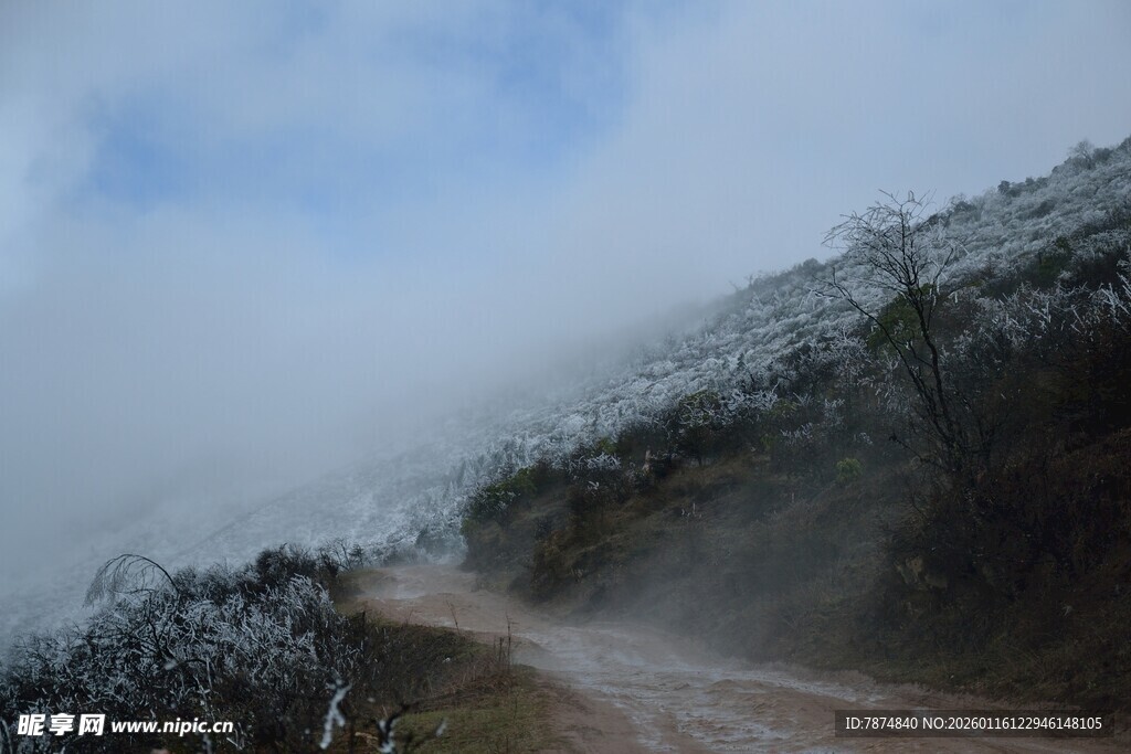 山间云雾缭绕的蜿蜒小路