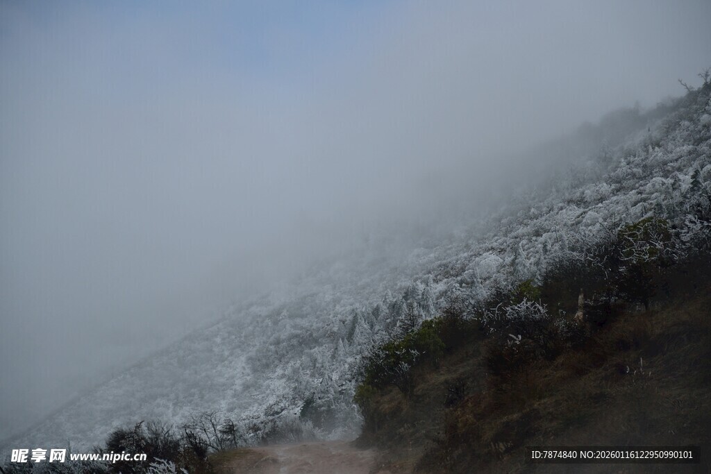 山间云雾缭绕的朦胧景致