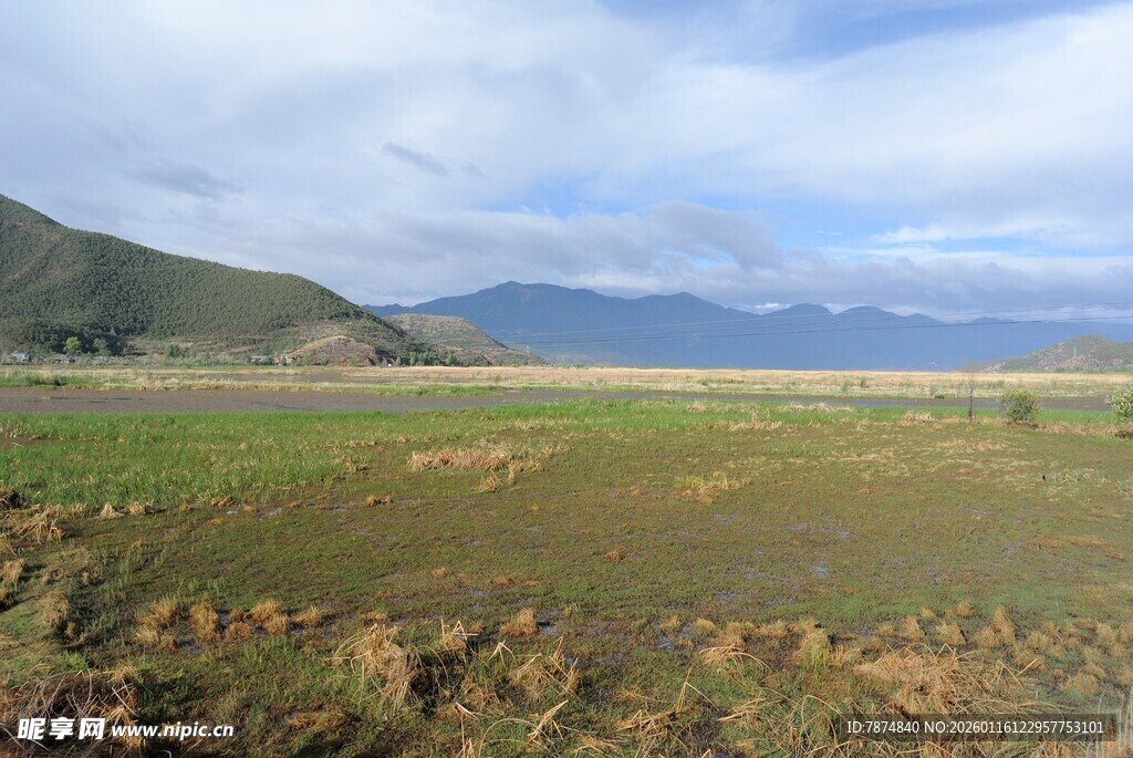 广袤田野与远山风景