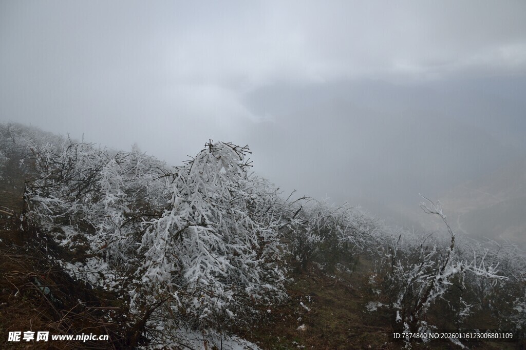 雪覆山峦 云雾缭绕之景
