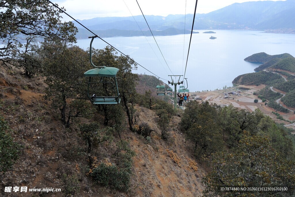 山间缆车俯瞰美丽湖景
