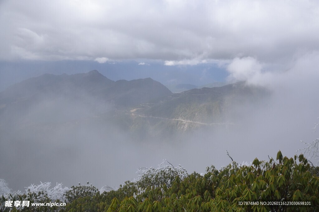 云雾缭绕的山间美景