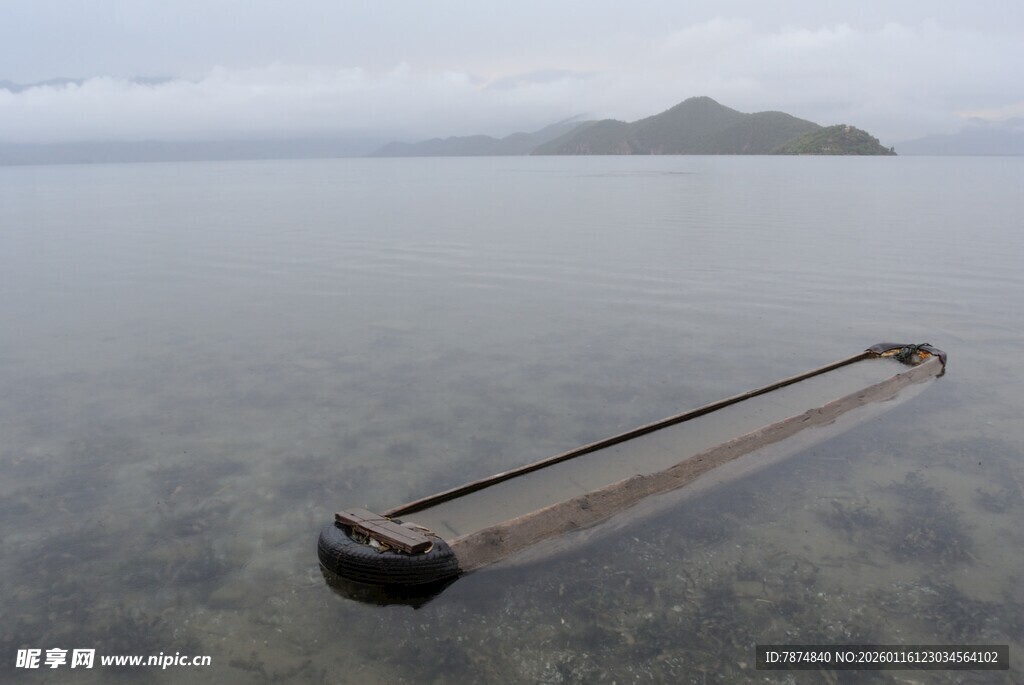 浅海漂浮的神秘长形物体