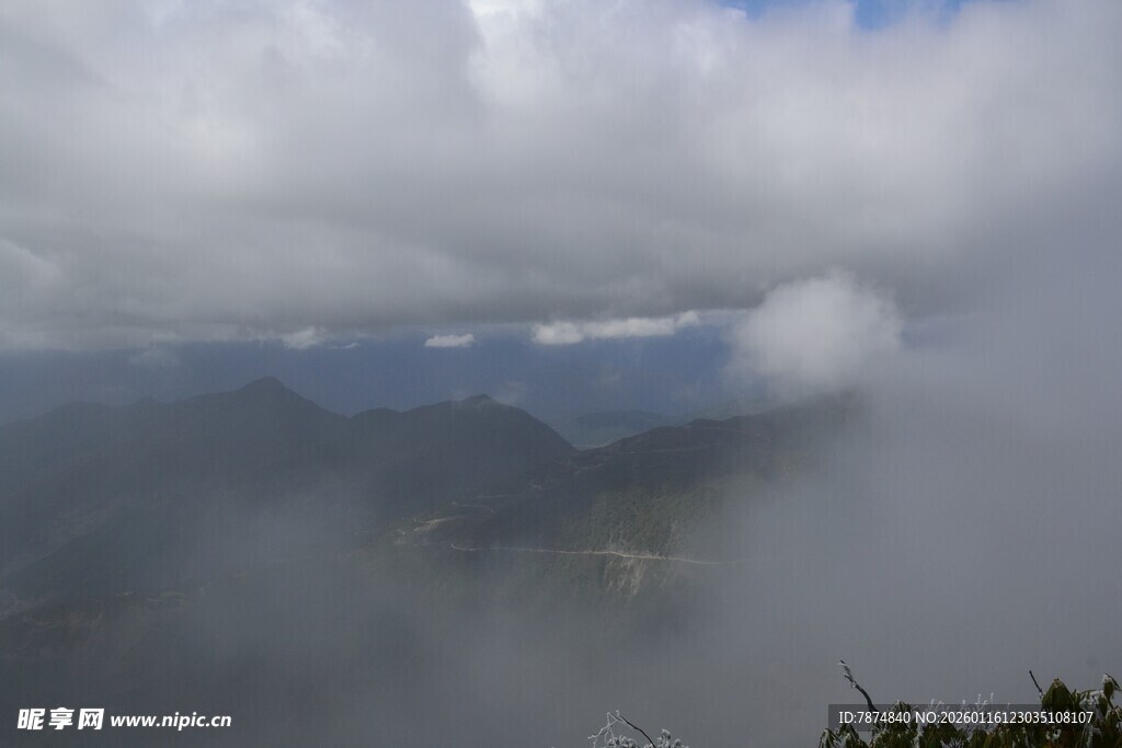 云雾缭绕的山峦美景