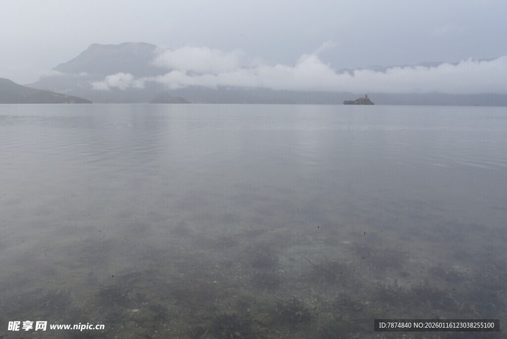 宁静湖景 远山云雾缭绕