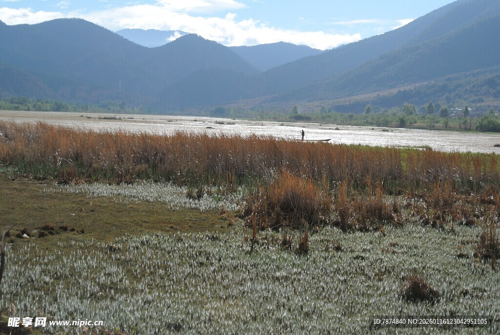 山间开阔河滩景色