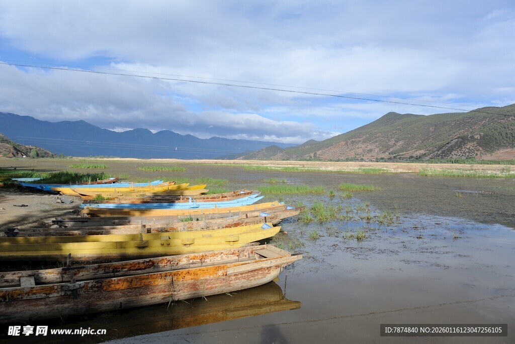 湖畔停泊的多彩船只