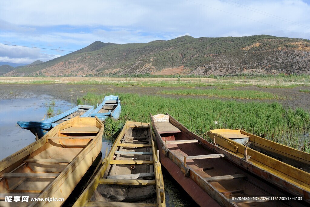 湖畔停泊的古朴木船