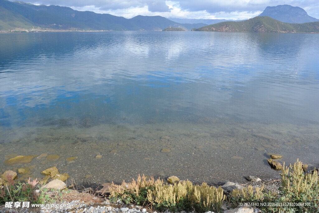 宁静湖景与远山相映成趣