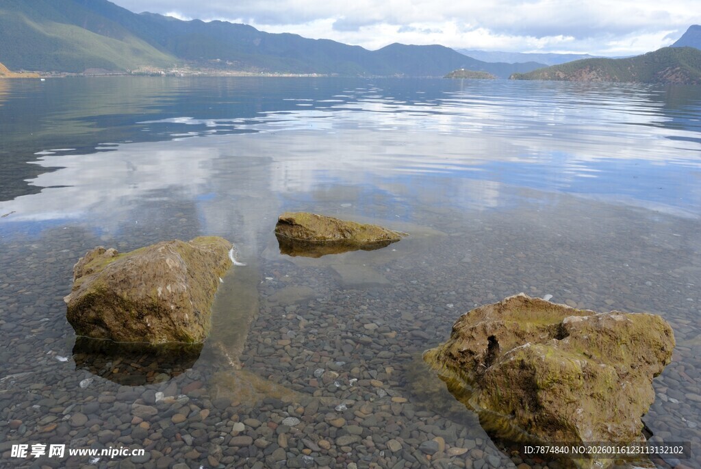 宁静湖畔的水中岩石
