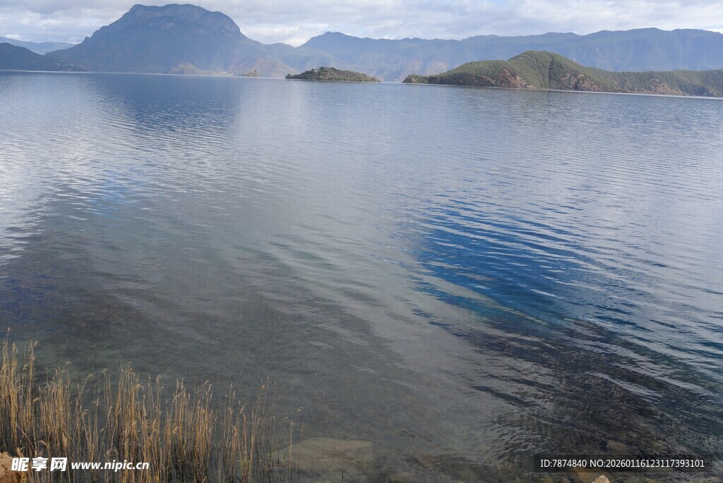 宁静湖水与远山美景