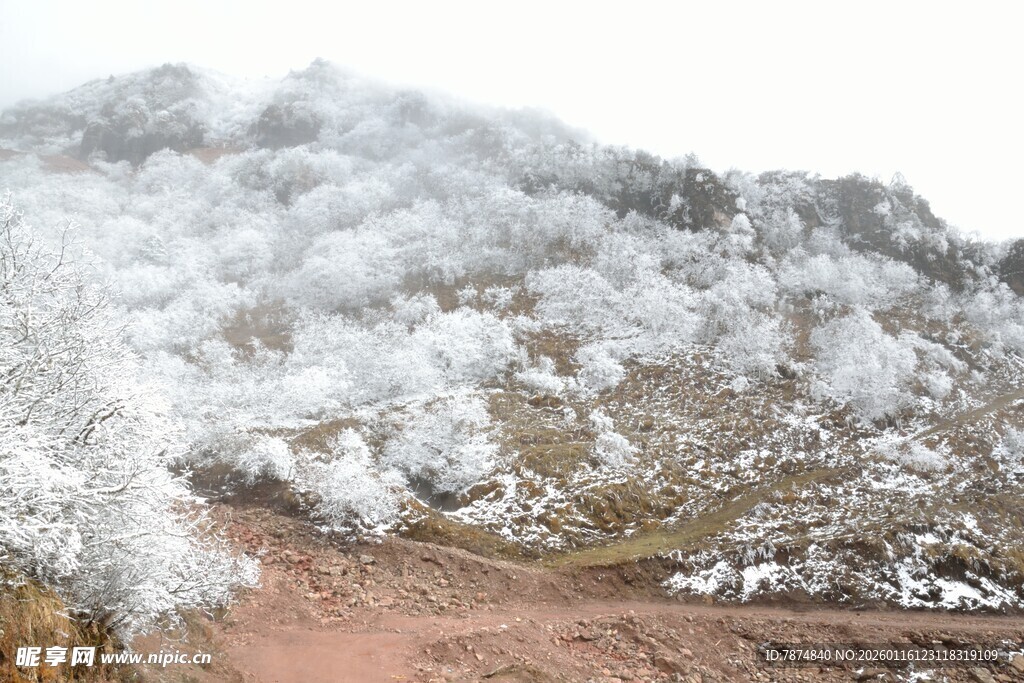 雪覆山峦 山间小屋静立