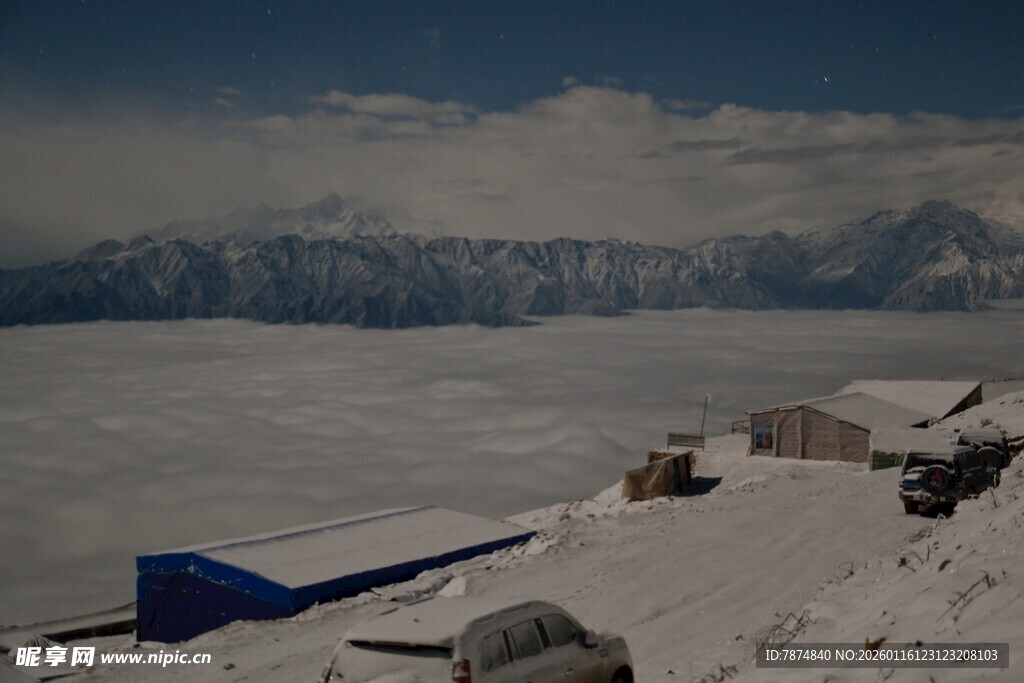 雪山营地景象