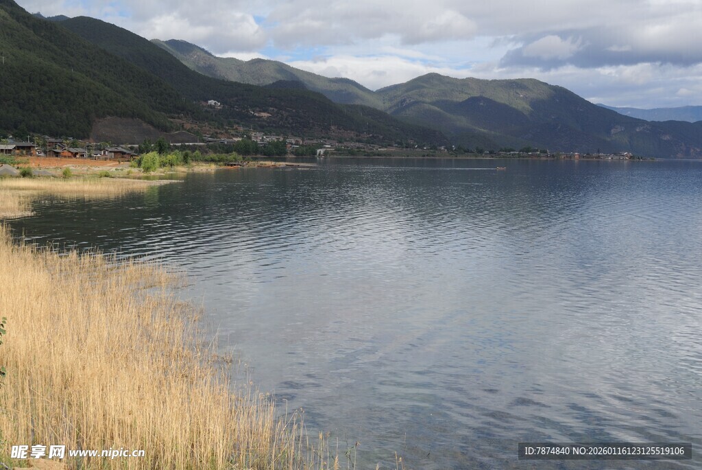 湖畔风光 远山近苇