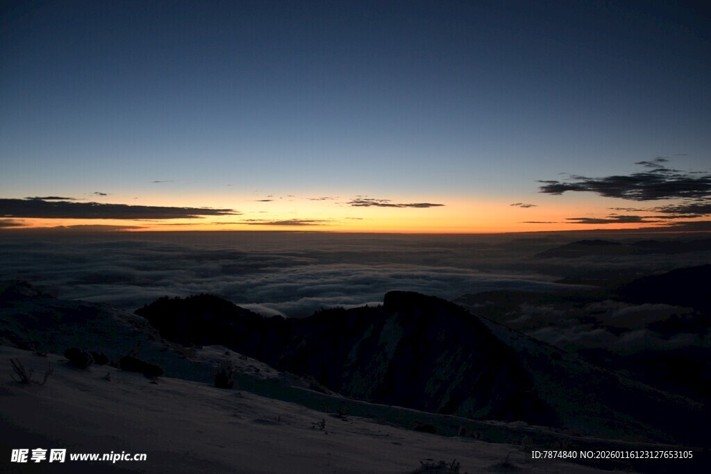 山顶壮丽日出云海景观