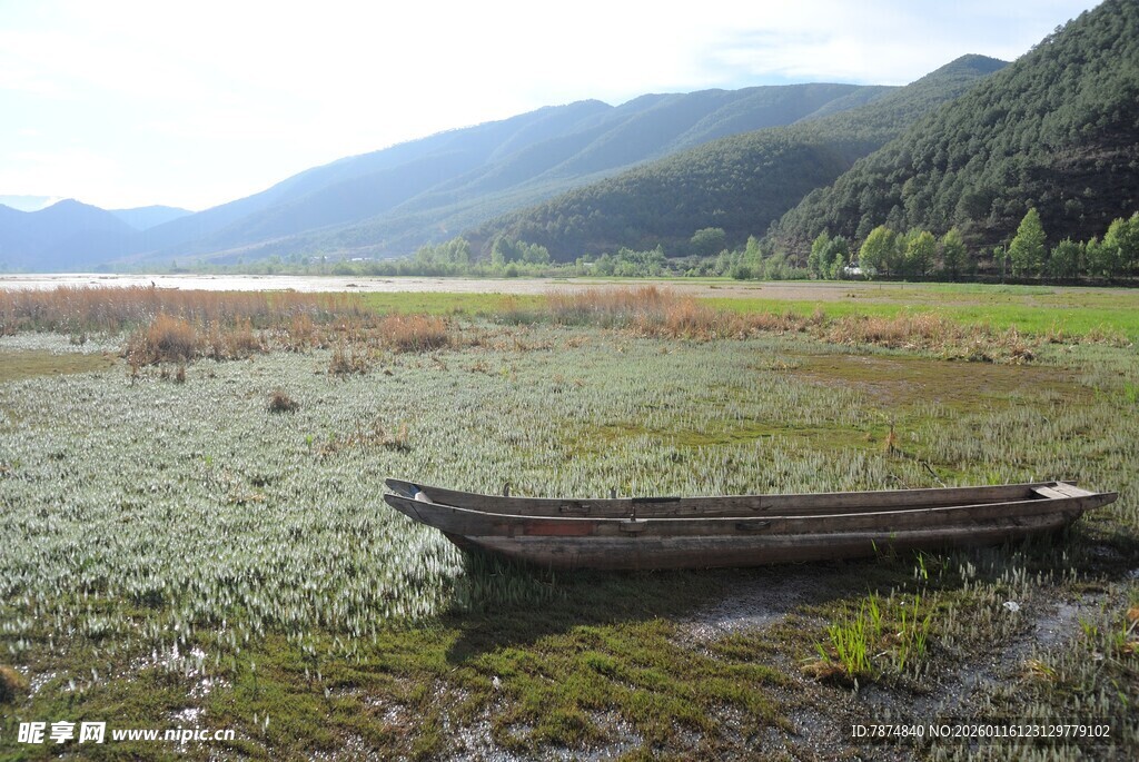 湖畔孤舟静立山水间