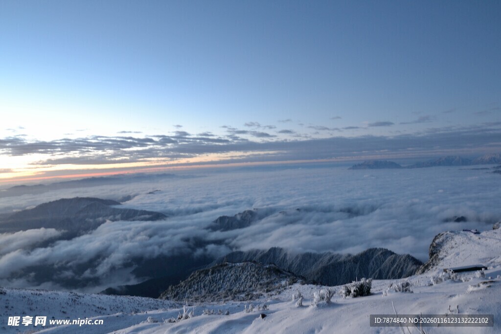 雪山云海日出壮丽景观