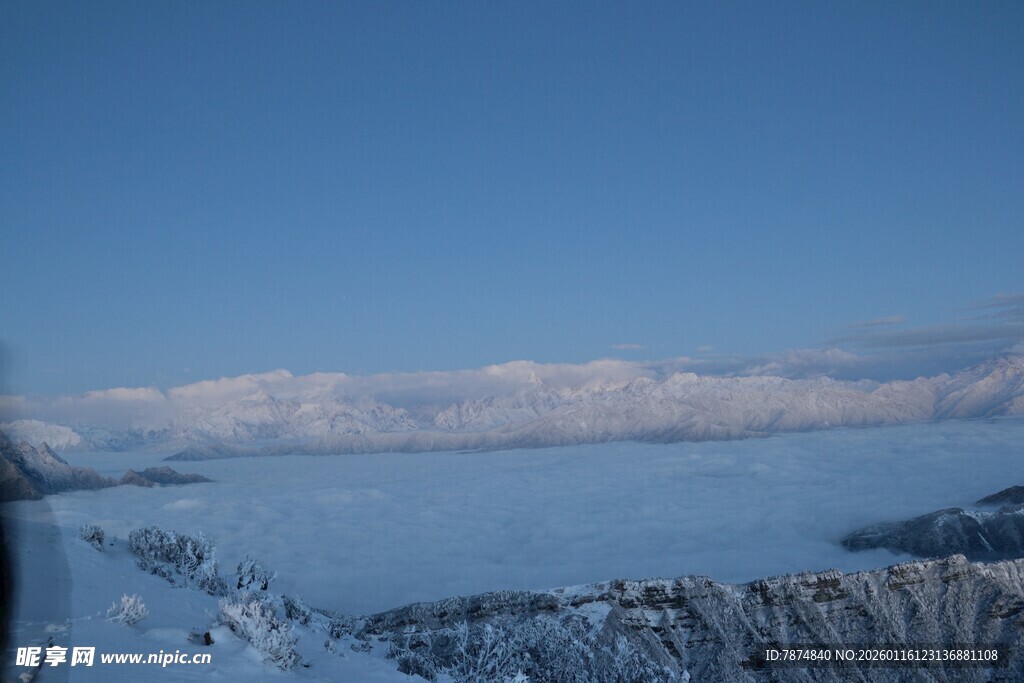 冬日雪景中的广阔冰封湖面