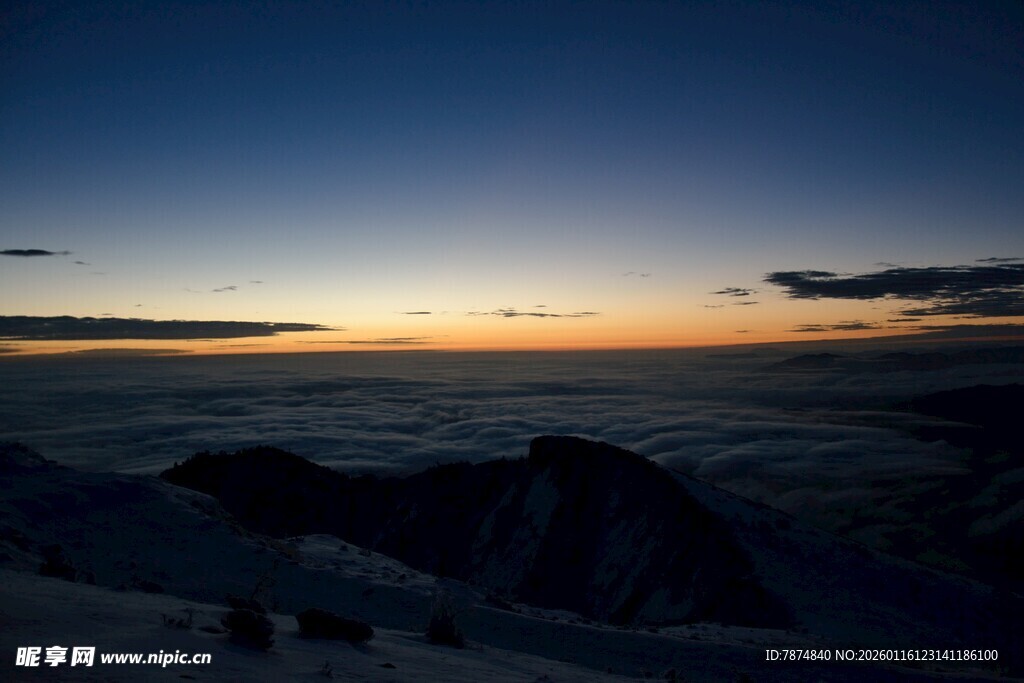 日出云海中的壮丽山景