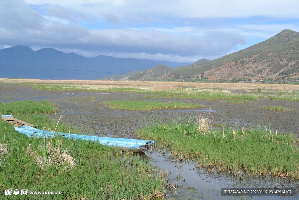 湖畔孤舟 静美自然之景