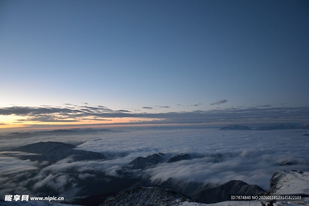 云海之上的壮丽日出景观
