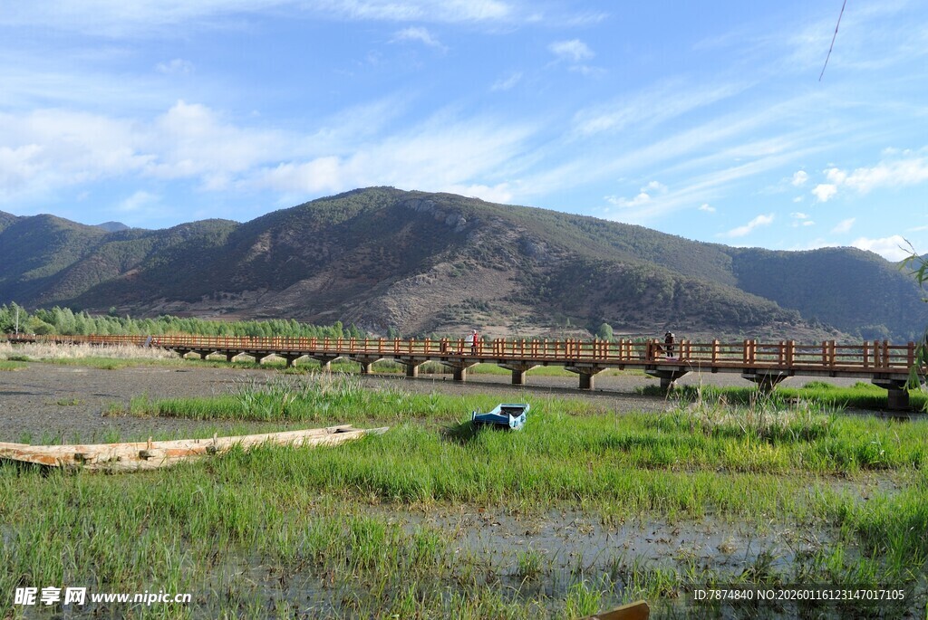草原上的木桥与远山风景