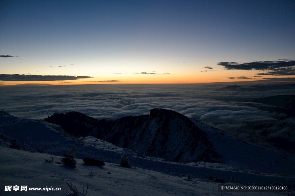 雪山之巅的壮丽日出景观