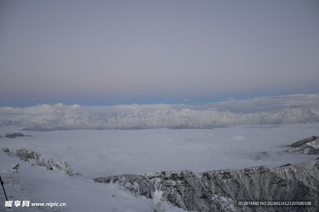 雪覆山峦云海景观