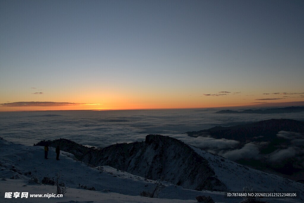 雪山日落美景