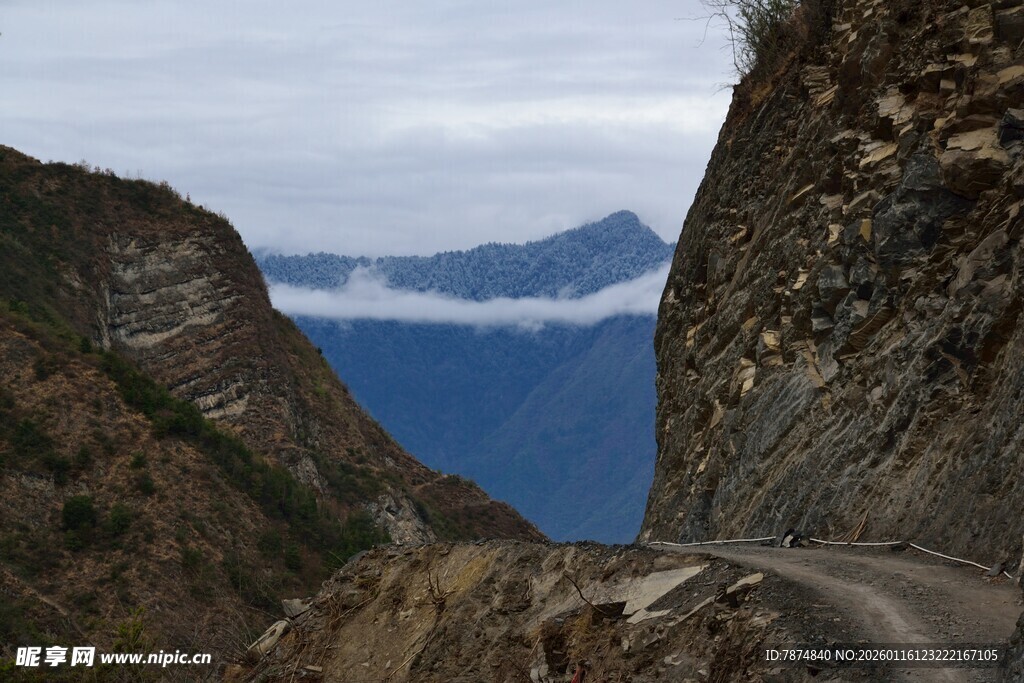 山间蜿蜒公路 云海相伴