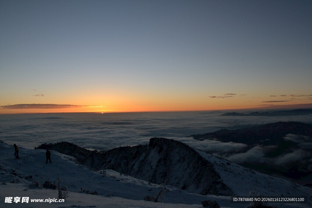 雪山之巅的壮丽日出