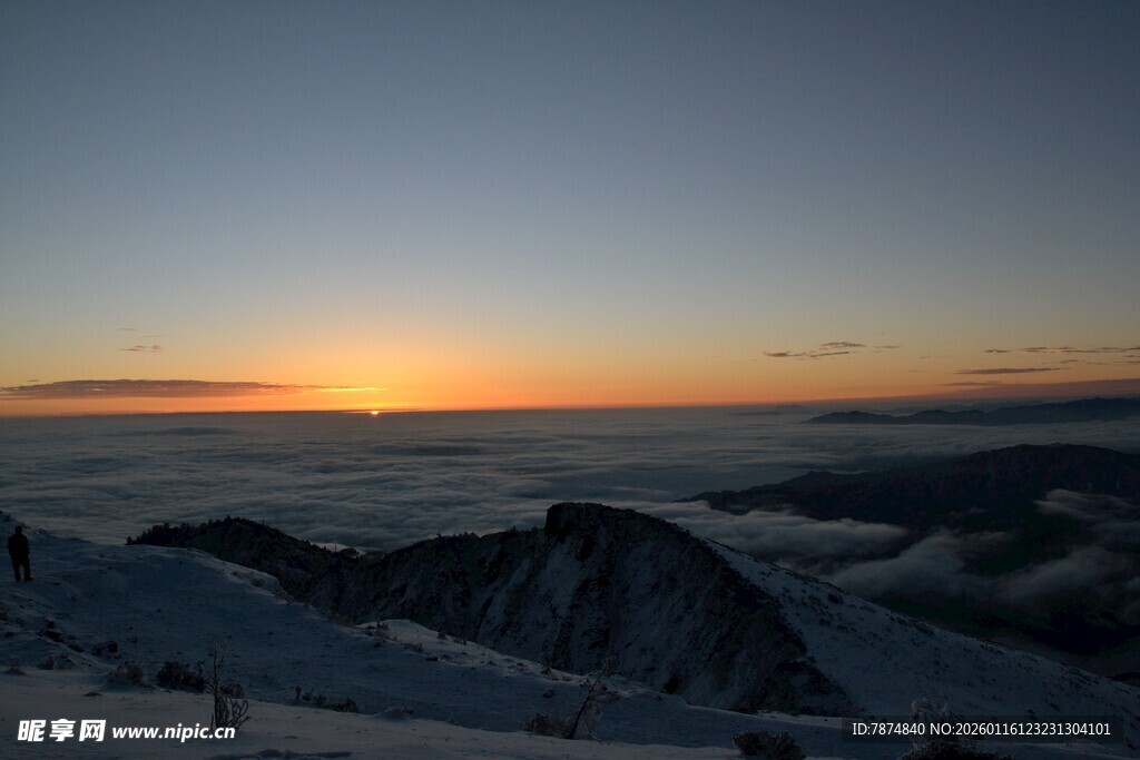 雪山之巅的壮丽日出景观