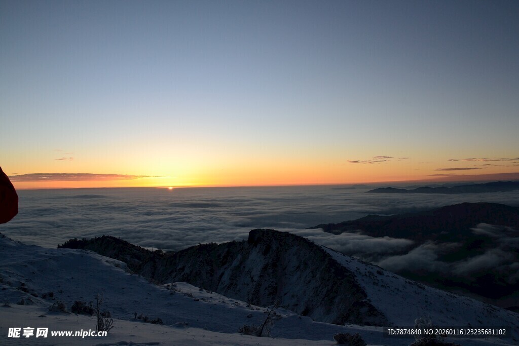 山顶壮丽日出云海景观