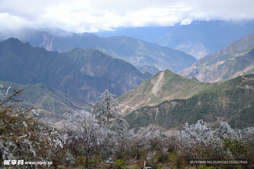 雪山环绕的壮丽山峦景观