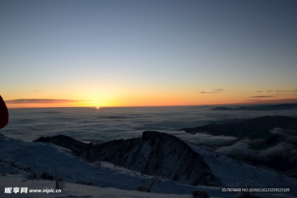 山顶壮丽日出云海景观