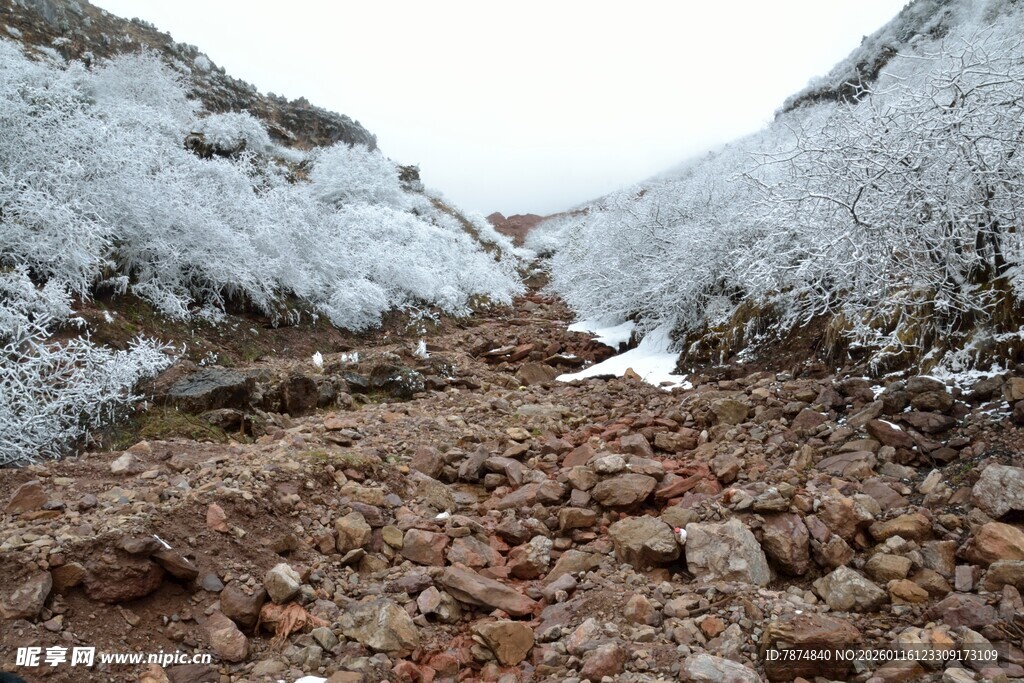 冰雪覆盖的山间碎石小道