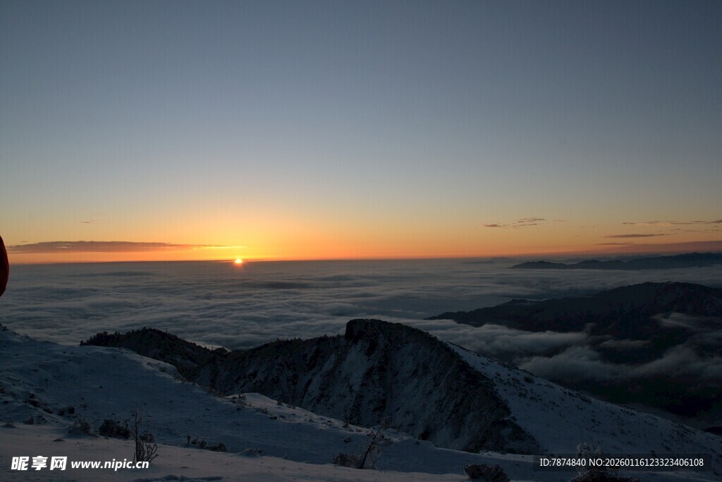 雪山之巅的壮丽日出景象
