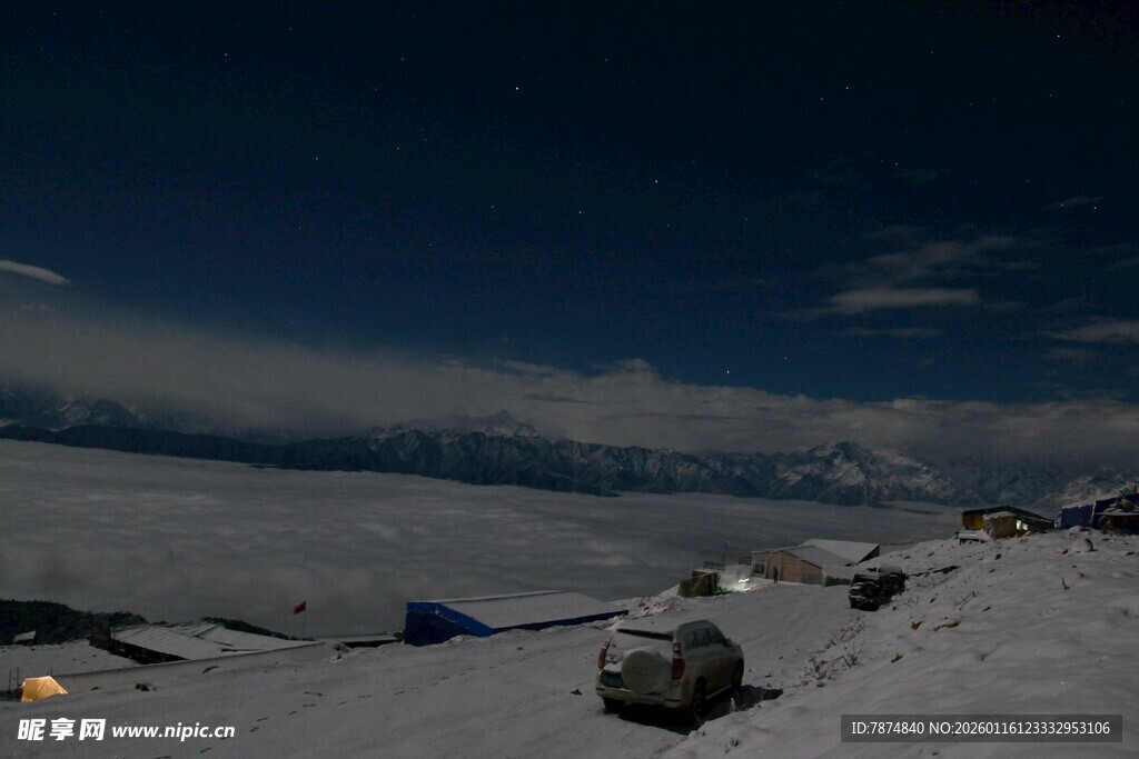 雪夜中的静谧户外场景