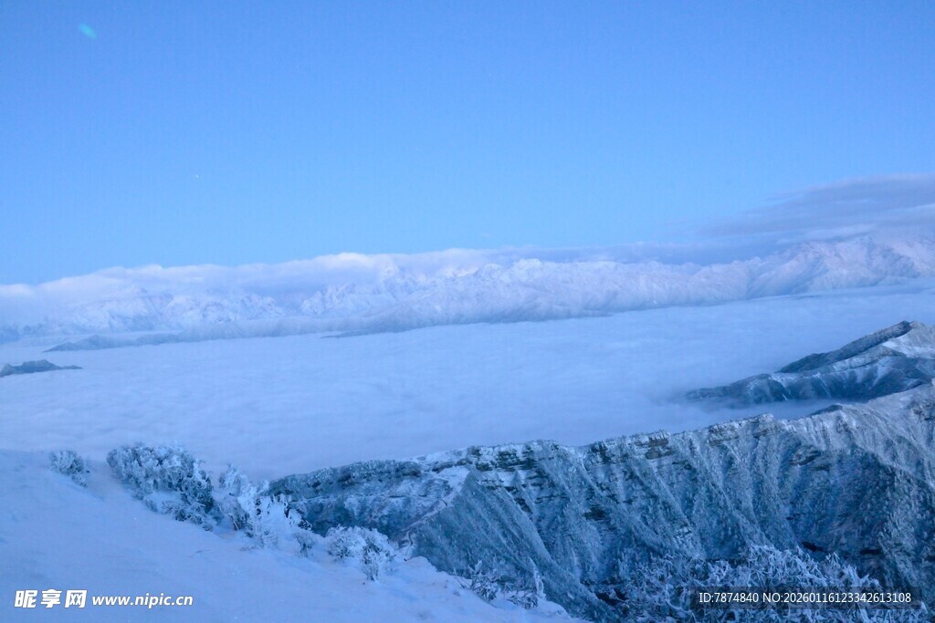 雪覆山林 远观壮丽雪景