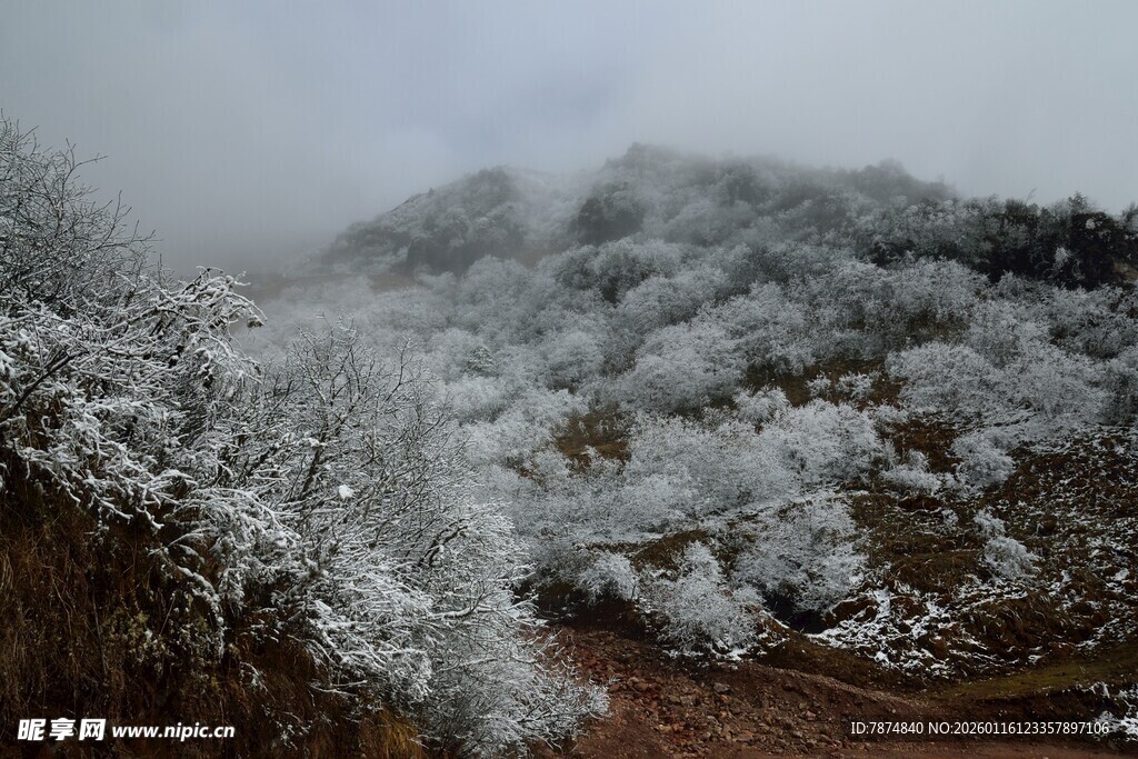 雪覆山峦 云雾缭绕之景