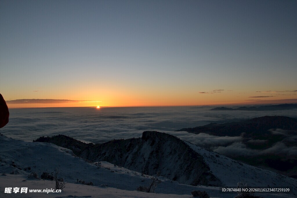 雪山之巅的壮丽日出