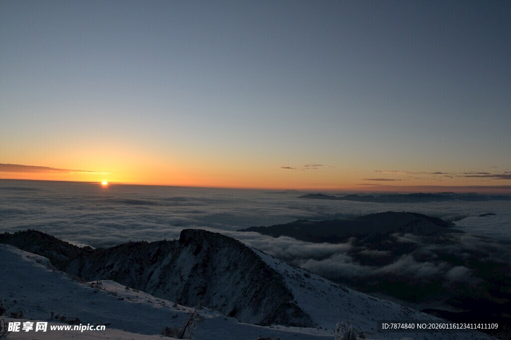 雪山之巅的壮丽日出