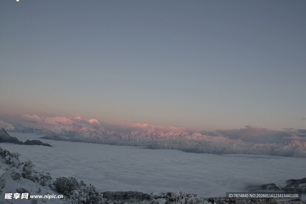 雪后云海日出美景