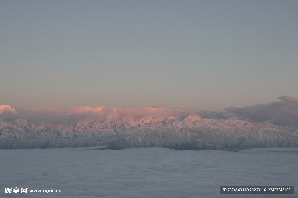 雪野上的梦幻粉紫色霞光