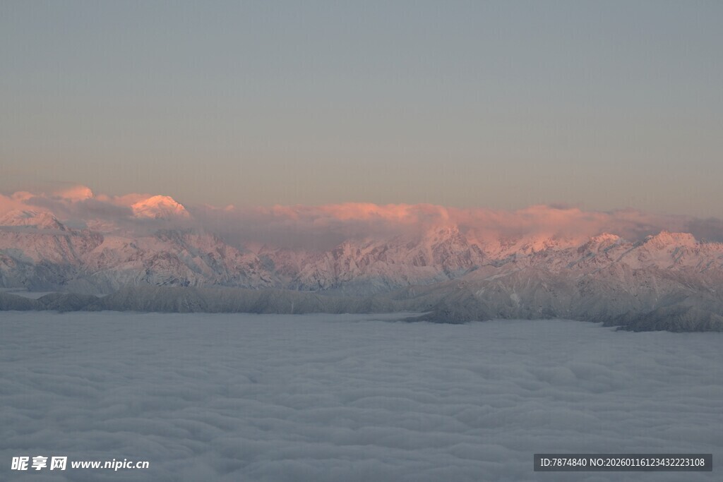 雪野之上的绚丽霞光