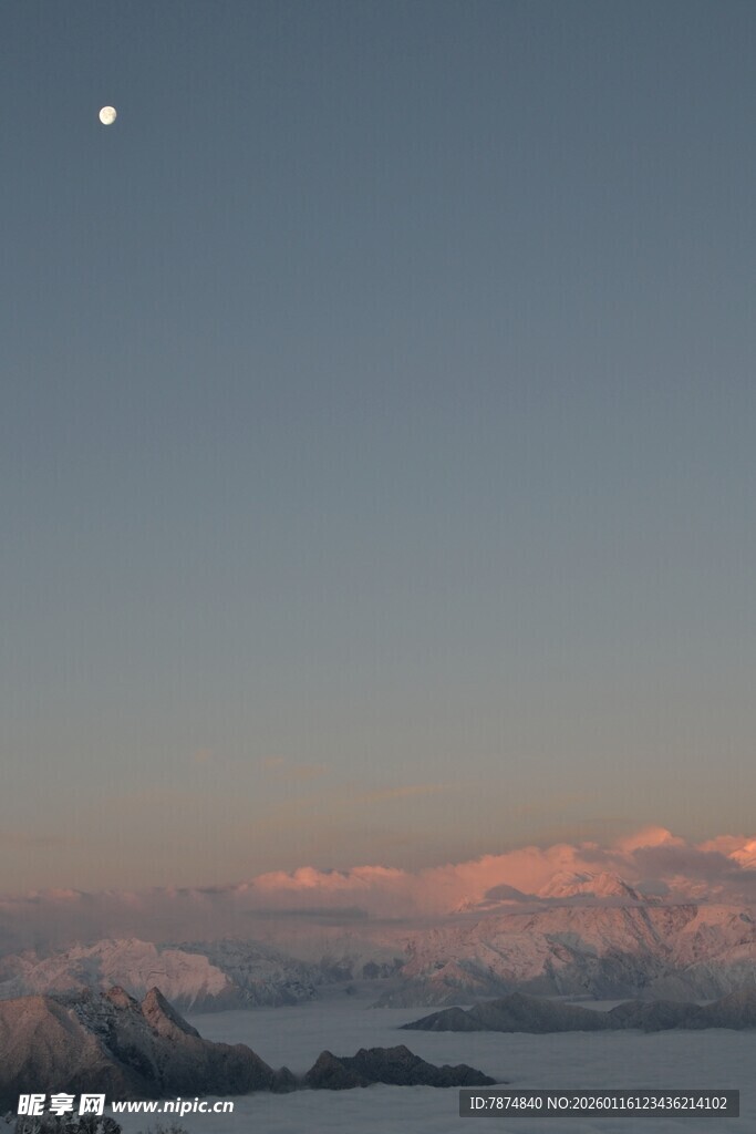 黄昏海面伴月美景
