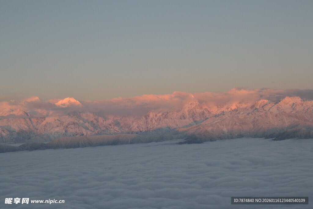 海上日出霞光映照天际