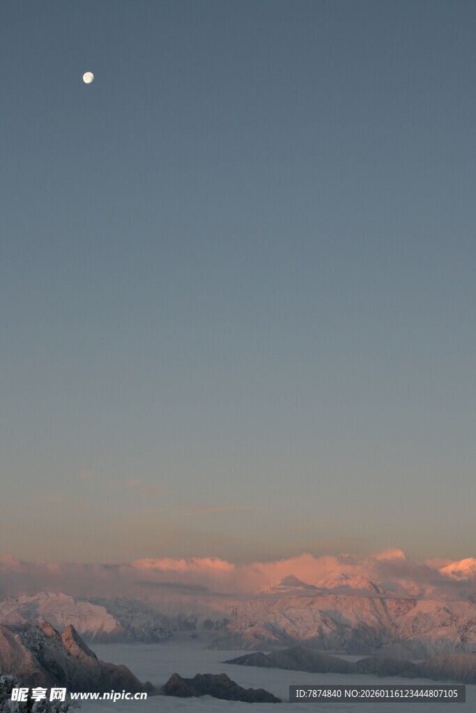 黄昏天际 月映山峦美景