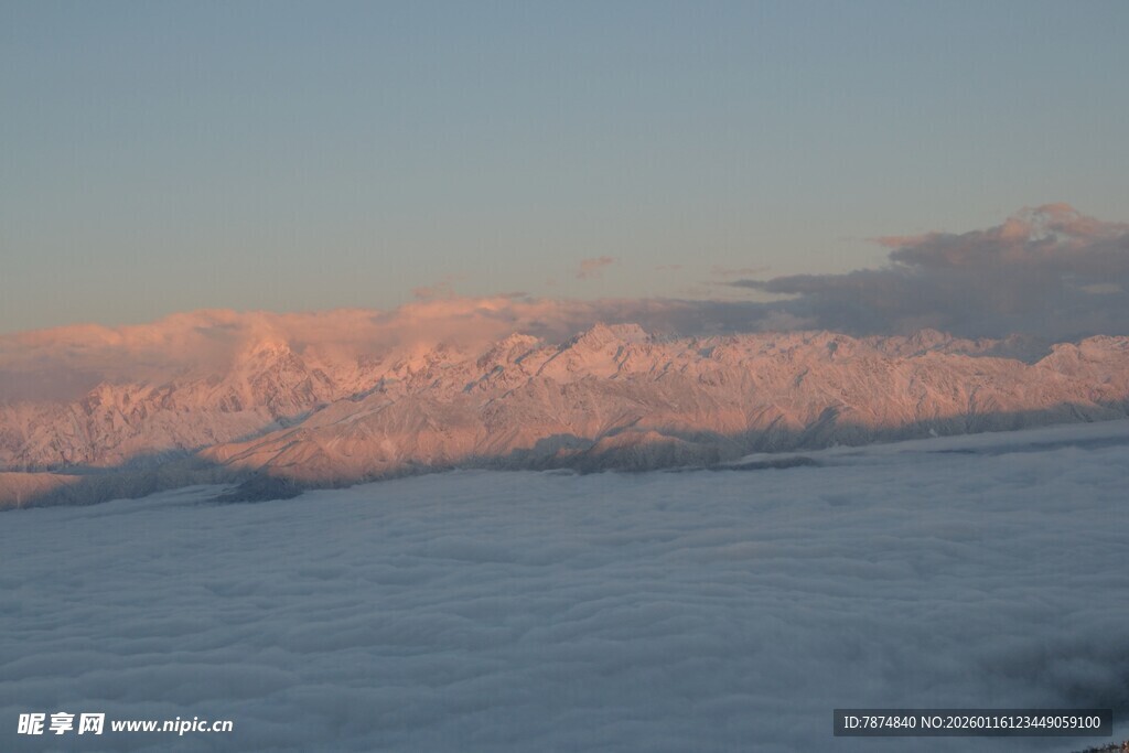 天边粉霞映雪地美景