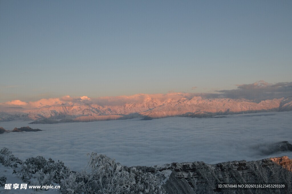 冬日雪野的绚丽霞光